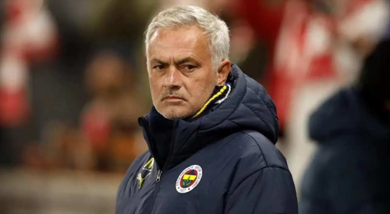 Fenerbahçe'de Taktik Krizi! Mourinho Üçlüyü Bırakıp Dörtlüye mi Geçiyor? 2