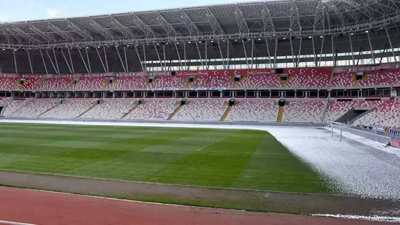 Sivasspor-Fenerbahçe Maçı Öncesi Sivas’ta Kar Alarmı! Zemin Beyaza Büründü 2
