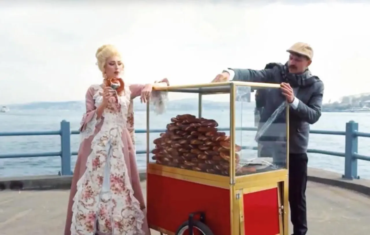 Amadeus’un Constanze’si İstanbul’u Büyüledi! Dilan Çiçek Deniz’den Özel Proje 2