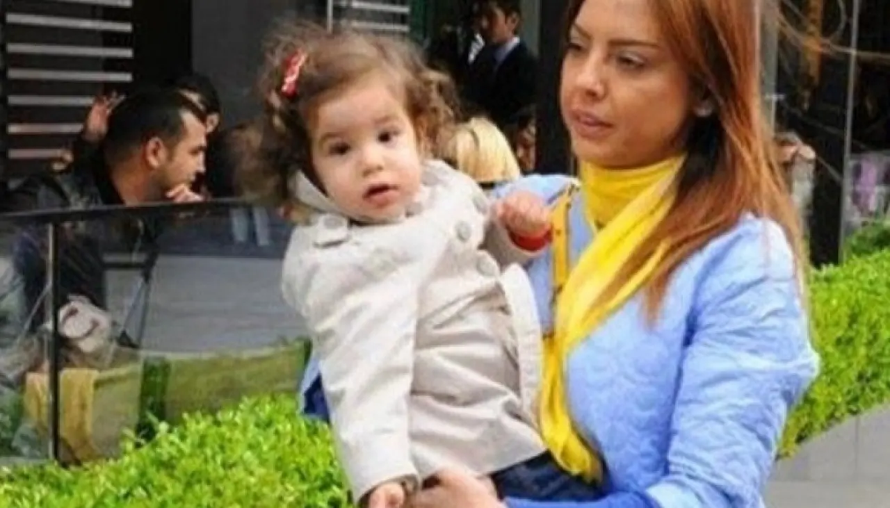 Ebru Gündeş’in Sır Gibi Sakladığı Kızı Alara’ya Yoğun İlgi! Kim Bu Genç Kız? 2