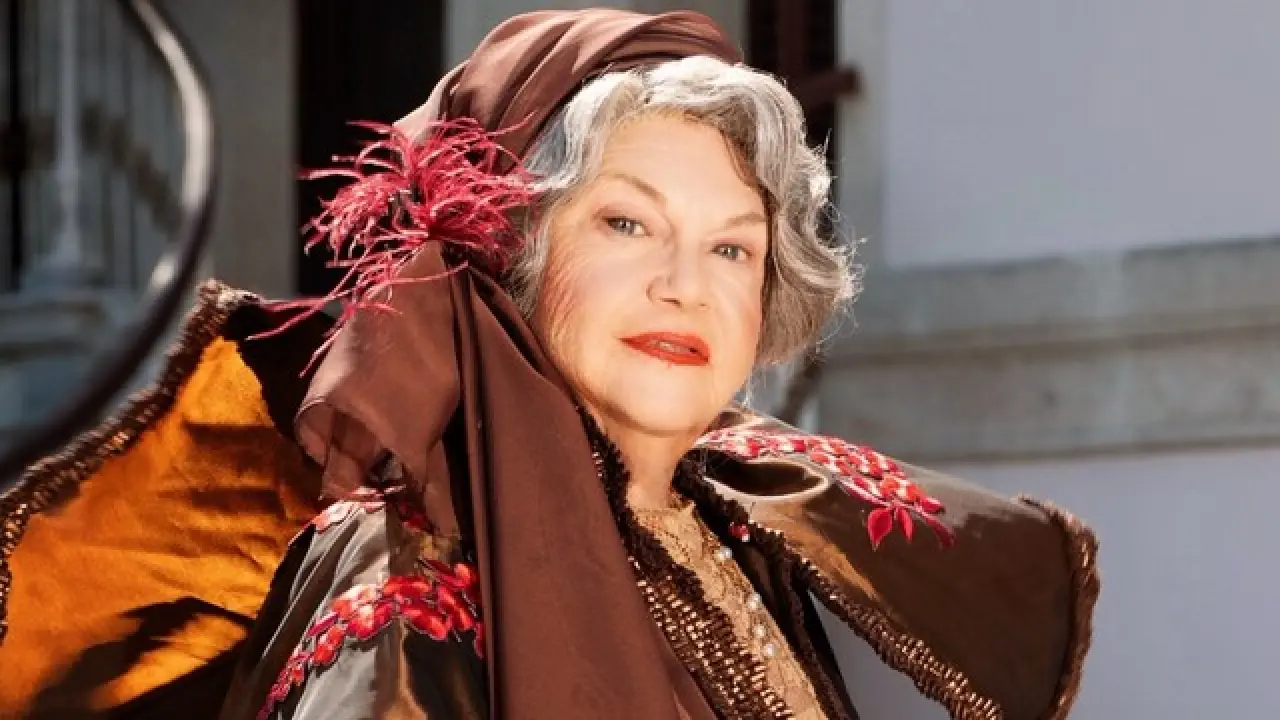 Nevra Serezli’den Tiyatroda Tarihi Bir Dönüş! “Veda” Ayakta Alkışlanıyor 1